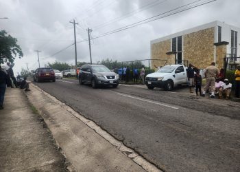 public works workers return - Public Works workers return to picket li