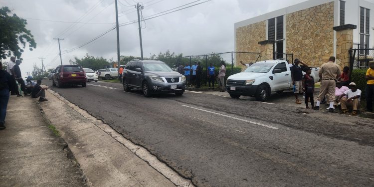 public works workers return - Public Works workers return to picket li