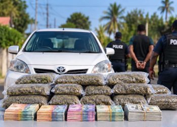 three arrested police seize - Three Arrested as Police Seize 30 Pounds