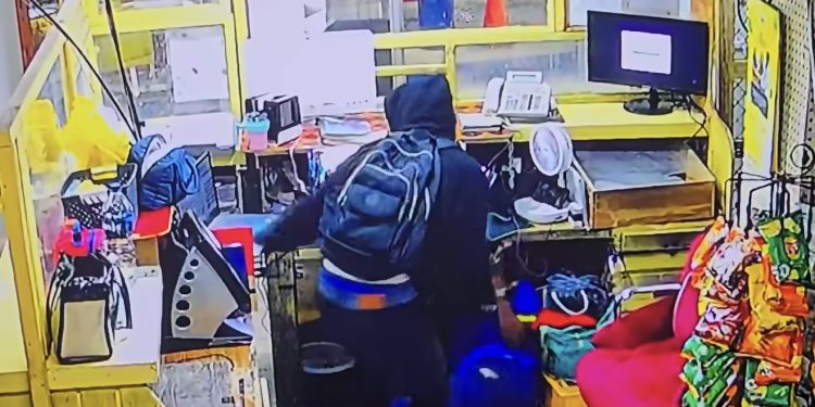 video gunman robs gas - VIDEO: Gunman Robs M&M Gas Station